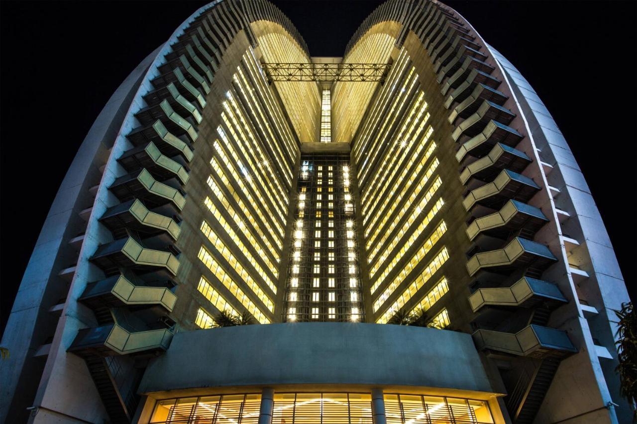 Jw Marriott Panama Hotel Eksteriør billede The hotel at night